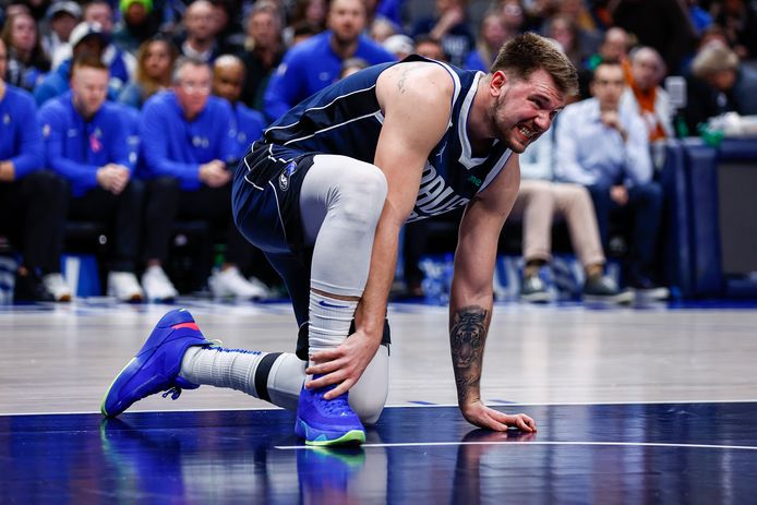 Luka Doncic grijpt naar de rechtervoet.
