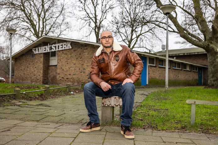 Voorzitter Hicham El Ikaoui van het Islamitisch Cultureel Centrum in Wateringen bij de Eendenburcht aan de Harry Hoekstraat. De moskeevereniging probeert al zeven jaar om het pand te kopen van de gemeente Westland.