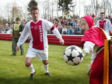 Waarom Ajax met Wesley Sneijder en Rafael van der Vaart een duel in de Efteling speelde: ‘Doornroosje deed ook mee, toch?’