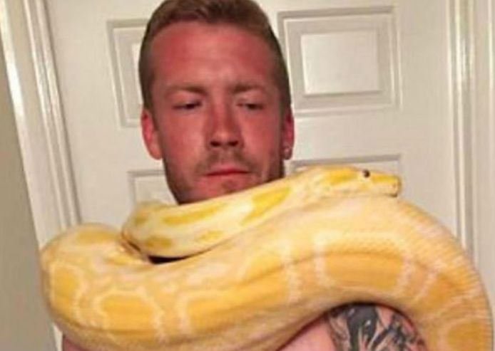 Dan Brandon met een Birmaanse python, één van de tien slangen die hij in zijn slaapkamer hield.