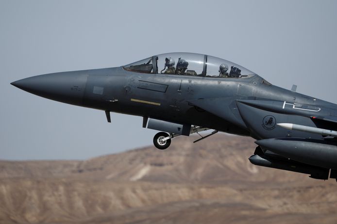 Een Amerikaanse F-15 stijgt op voor een oefening.
