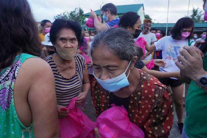 In een opvangcentrum in Tagbilaran in de provincie Bohol krijgen slachtoffers van de tyfoon overlevingspakketten uitgereikt.
