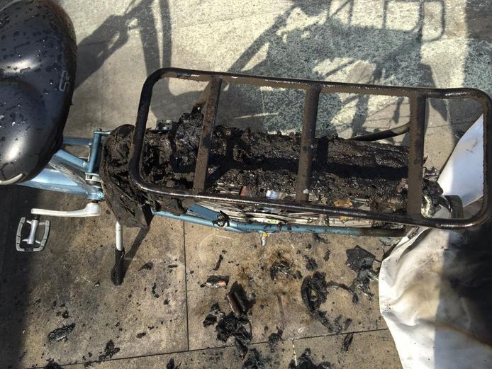 De brandweer op Urk moest uitrukken nadat een accu van een elektrische fiets was ontploft.