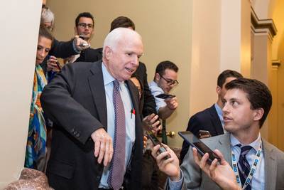 John McCain vloert Donald Trump