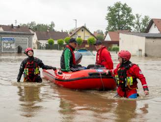 Hoogwatersituatie in zuiden Duitsland: brandweerman verdronken en pompier vermist na kapseizen reddingsboot, trein ontspoord na aardverschuiving