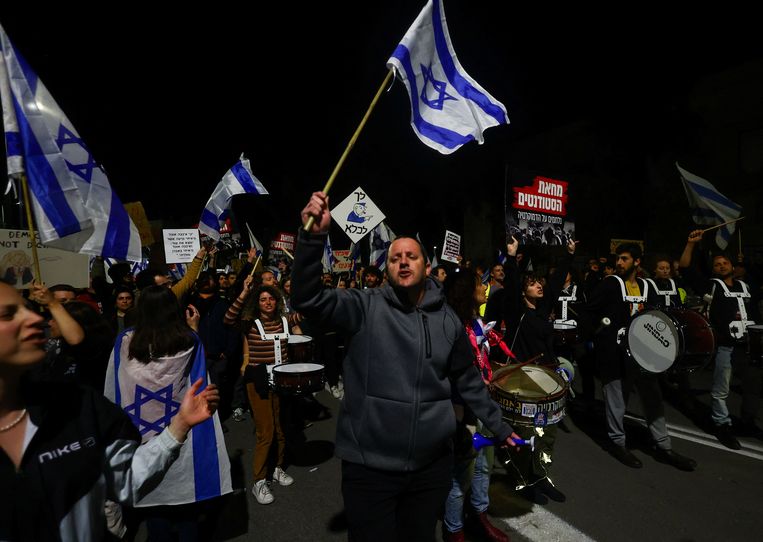 Israëliërs demonstreren tegen de juridische hervormingen in Jeruzalem, eerder vandaag. Beeld REUTERS