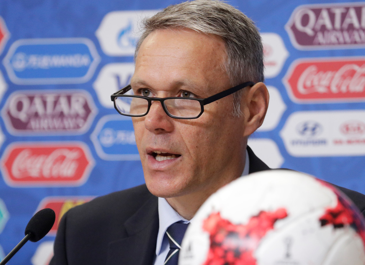 Van Basten Van Der Sar Laat Zich Voor Karretje Van UEFA Spannen Foto 