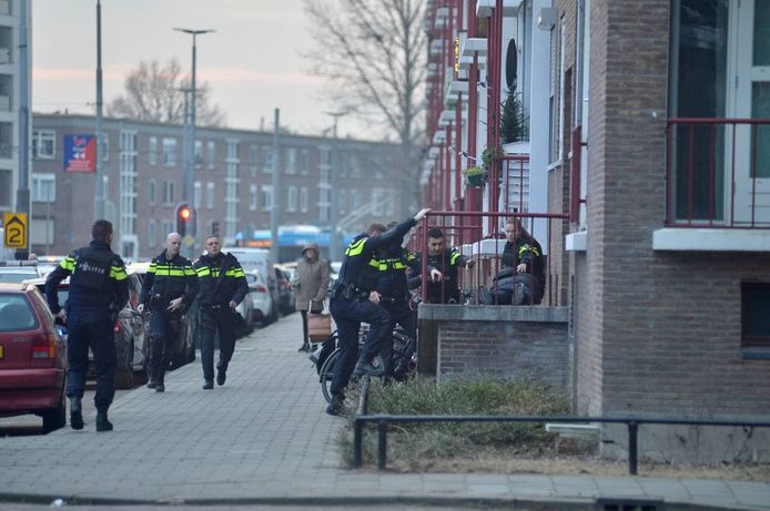 De politie arresteert een man. Of hij de verdachte is van de woningoverval, is nog onduidelijk.