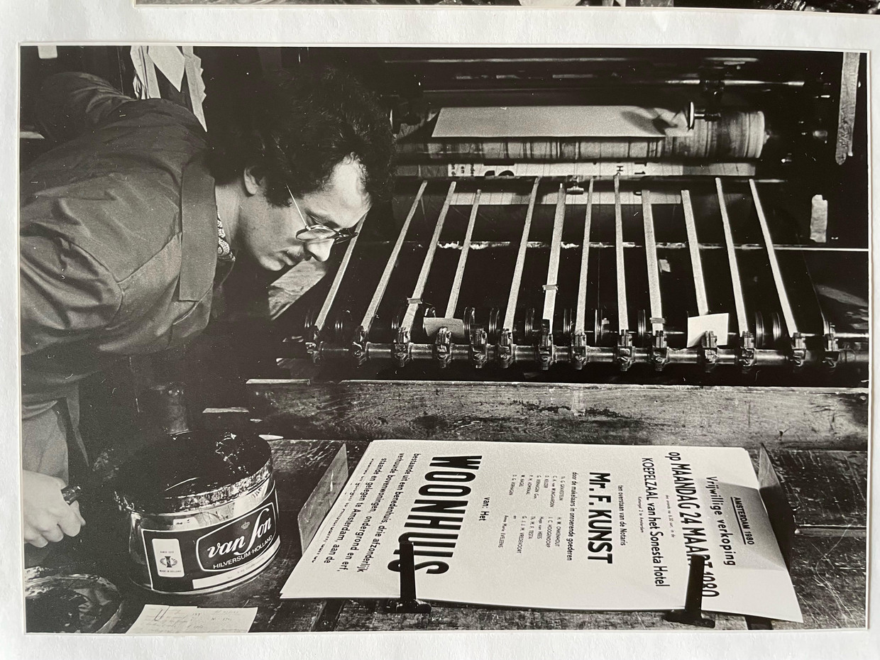 Evert van Ravensberg controleert het resultaat na de eerste proefdrukken, in 1980.
 Beeld Archief familie Van Ravensberg
