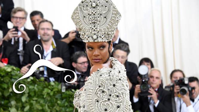 Next level positiekleding bij Rihanna: bontjassen, gouden kettingen en felle kleuren