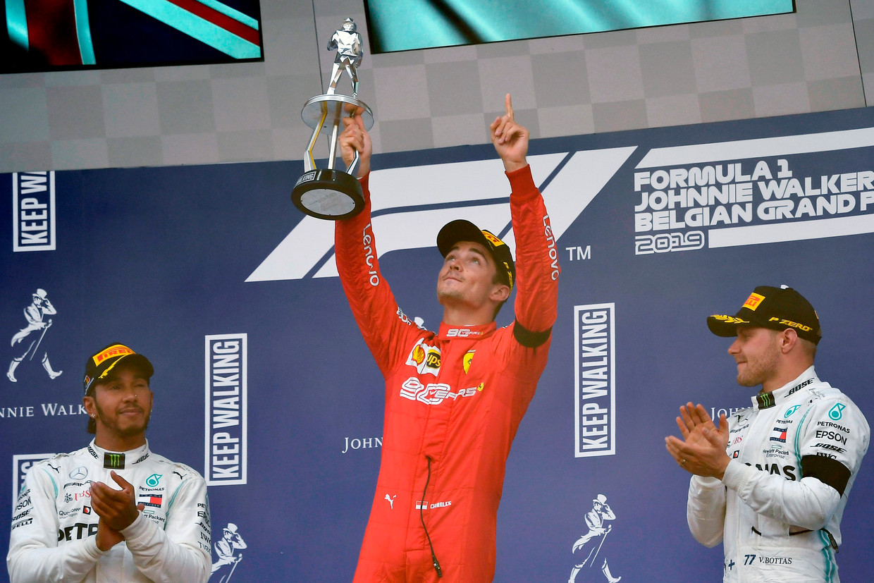 Een eerbetoon van winnaar Leclerc aan Hubert. Beeld AFP