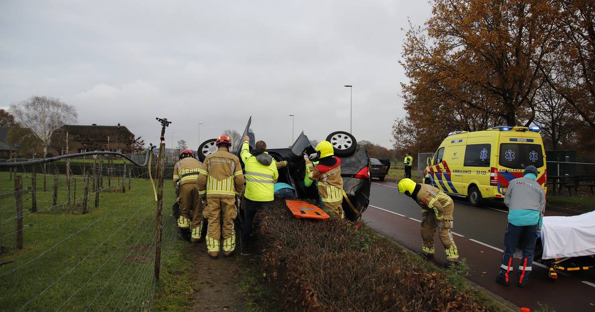 Auto belandt op de kop na botsing in Ven-Zelderheide