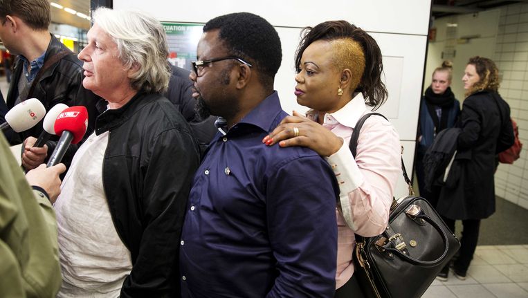Jandries Groenendijk (links) en Sunny Ofehe (midden) na aankomst op Schiphol. Beeld anp