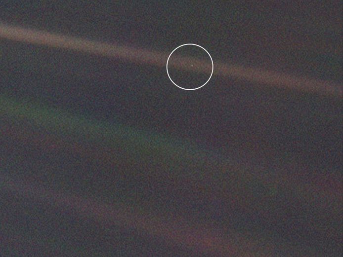 De 'Pale Blue Dot' of het stipje dat hier omcirkeld is, zijn wij.