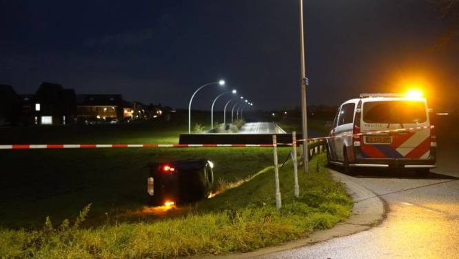 Mislukte vuurwerkdeal leidt tot achtervolging: auto rijdt van talud in Zwolle