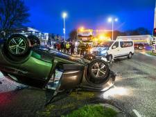 Auto ondersteboven bij botsing: 1 gewonde naar ziekenhuis