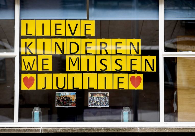 Een hartenkreet op raam van een school in Rotterdam. Vanwege het coronavirus blijven de scholen zeker tot de meivakantie gesloten.  Beeld ANP