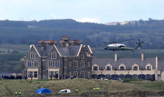 Een helikopter met Donald Trump en zijn vrouw Melania komt aan in Trumps golfresort in het Ierse Doonbeg op 6 juni 2019.