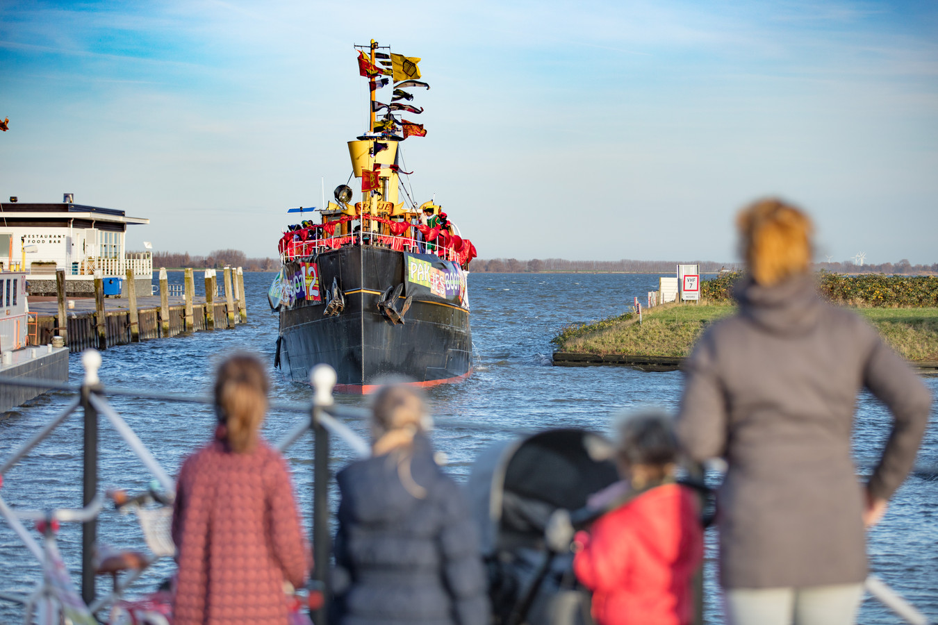 Kinderen in Willemstad kijken reikhalzend uit naar de Pakjesboot 12, met aan boord Sinterklaas en zijn Pieten (archieffoto 2016).