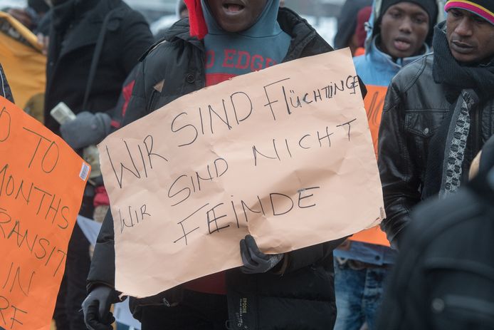 Afgewezen vluchtelingen demonstreerden deze week in Degendorf tegen het terugsturen naar landen van afkomt. 'We zijn vluchtelingen, we zijn geen vijanden'.