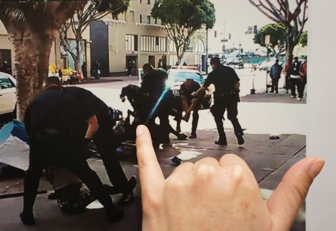 Politiedetective Meghan Aguilar wijst naar foto's van het incident, vrijgegeven door de politie van Los Angeles. Uit de foto bleek volgens de politie dat de man tijdens de schermutseling het wapen van een agent greep.