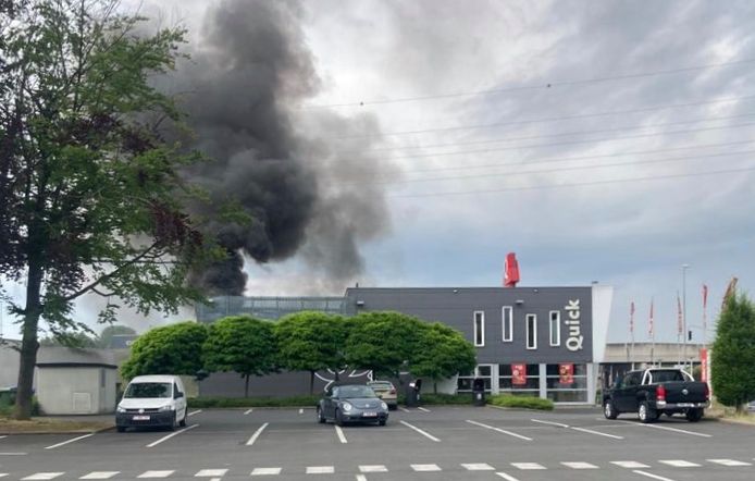 De brand woedde in alle hevigheid op het dak aan de achterzijde van het Quick-restaurant langs de Gentseweg in Sint-Eloois-Vijve.