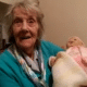 Dementerende oma krijgt pop en haar reactie is hartverwarmend