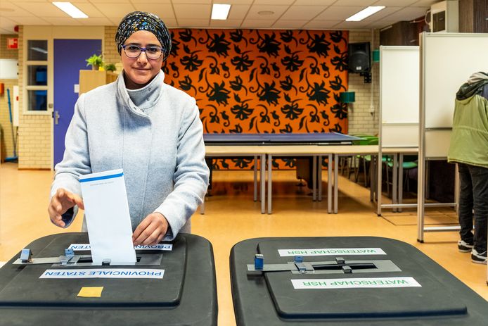 Een kiezer stemt tijdens de vorige Provinciale Statenverkiezingen in 2019.