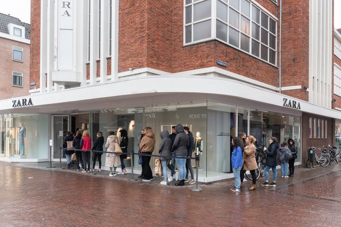 Wachten bij Zara.