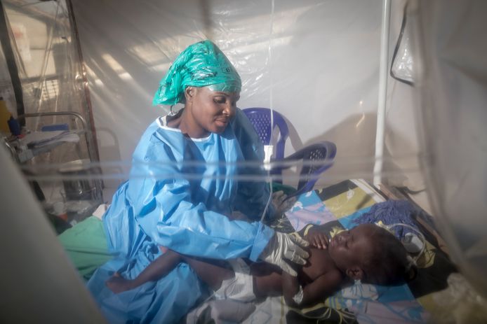 Mwamini Masika verzorgt haar patiënte.