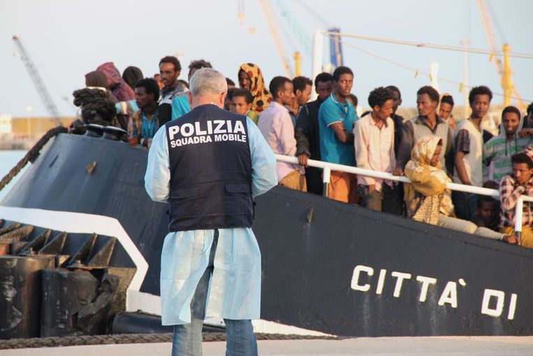 Een boot met migranten op Sicilië. Beeld Gabriella Ader