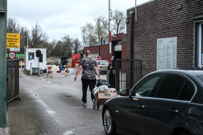 In Lobith kan je voor de laatste keer je betaalde afval brengen. Na zaterdag moeten bewoners van het Gelders Eiland daarvoor naar Zevenaar.