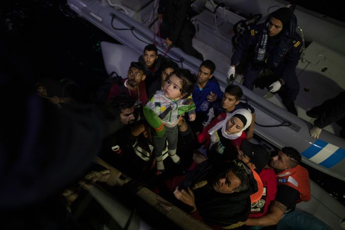 Beeld van een redding van migranten vorige maand door de Griekse kustwacht.
