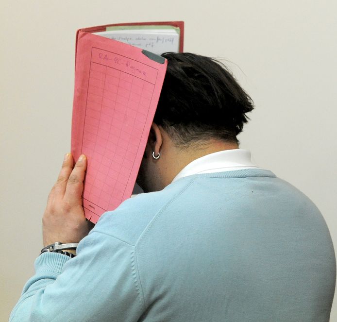 H. viel in juni 2005 plots door de mand toen hij betrapt terwijl hij een 63-jarige kankerpatiënte een overdosis medicijnen toediende.