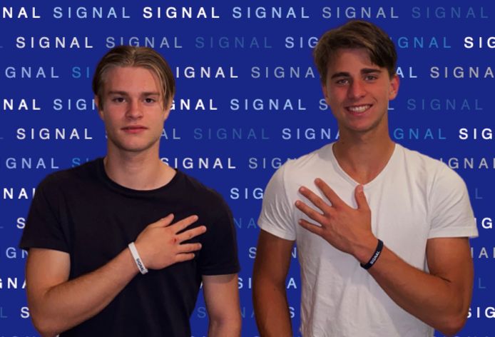 Luke (links) en Ryan Hectors met hun coronabandjes, Signal Band genaamd.