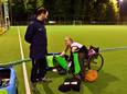 Hockeyster Laura Odijk verplaatst zich sinds augustus van dit jaar in een rolstoel, maar keept bij de valide hockeyers. Dit doet ze bovendien in een mannenteam.