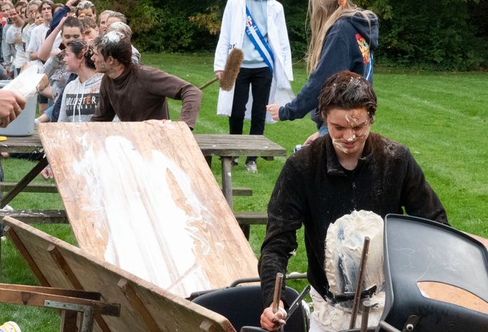 IN BEELD. Kortrijkse studentendoop heeft veel weg van ‘vuile ...