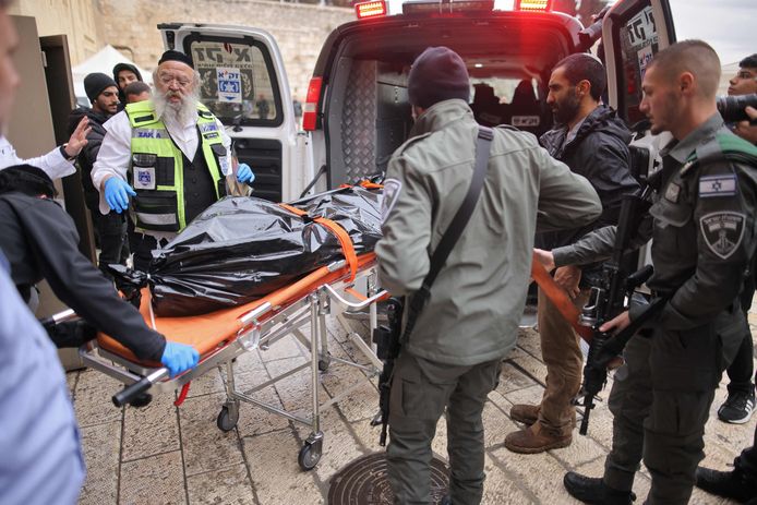 Les forces de sécurité israéliennes transportent un cadavre dans une ambulance sur les lieux d'une fusillade dans la vieille ville de Jérusalem, le 21 novembre 2021.