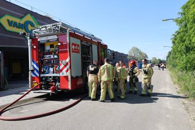 Brand breekt uit op dak winkel Van Cranenbroek, bouwvakker loopt brandwonden op
