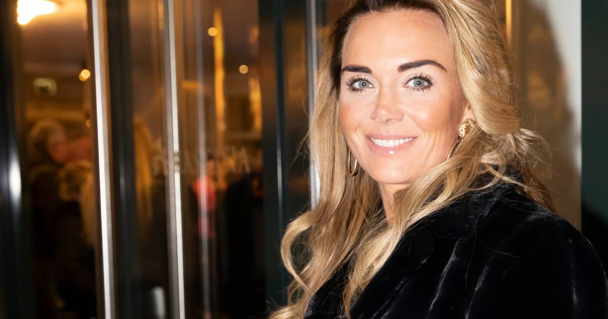 Monique Geniet Van Qualitytime Met Haar Broer En Berget Kiest Ultrakort Jurkje Show Destentor Nl