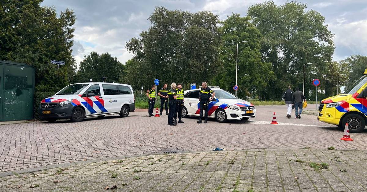 Fietser gewond naar ziekenhuis na aanrijding met auto in Deventer.