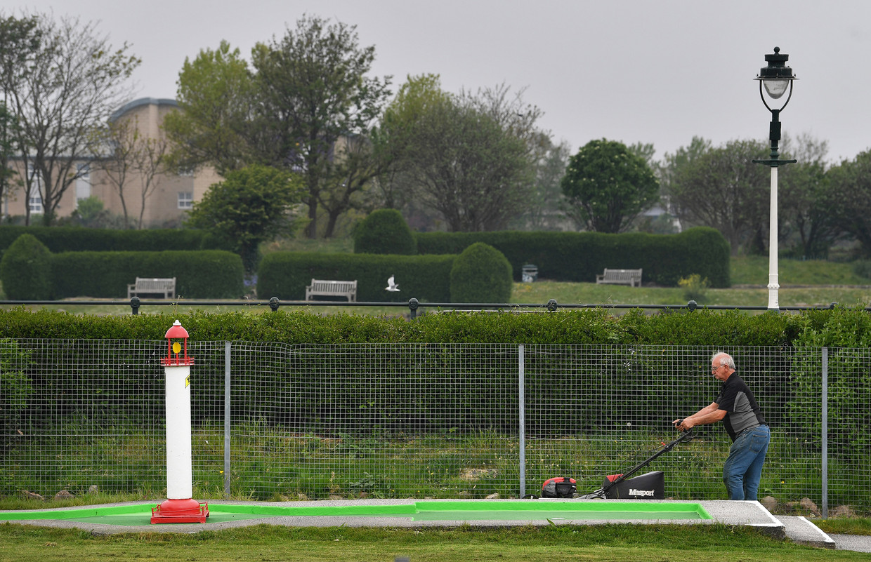 Het gras wordt gemaaid bij een gesloten golf attractie in Soutport Noord-Engeland.  Beeld AFP