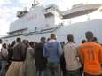 Reddingsschip met 130 migranten legt aan op Sicilië