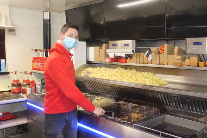 Benji Stappen van Frituur Yvonne bakt de hele dag voor het goede doel.