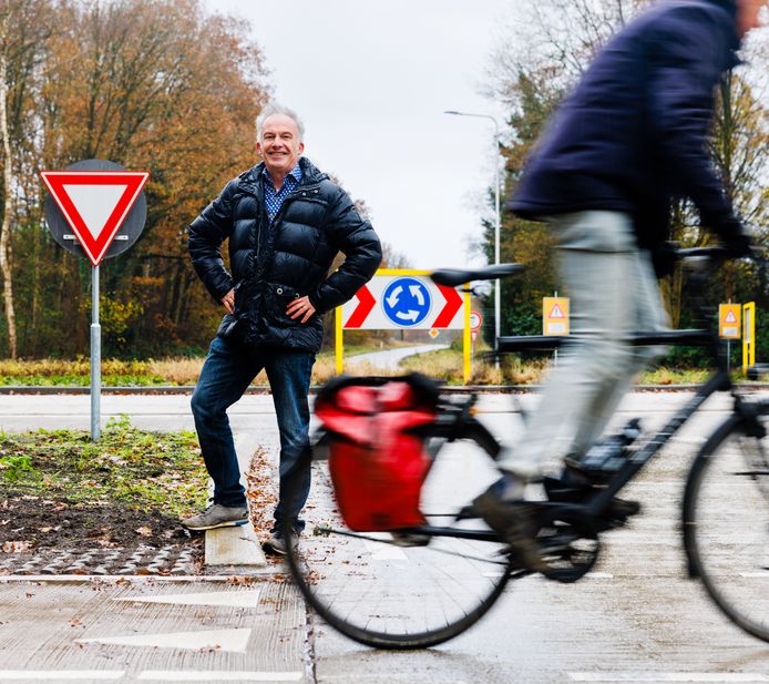 Ralf Embrechts was ooit fel tegen het herinrichten van de N395, de provinciale weg tussen Middelbeers en Diessen. Hij had met zichzelf afgesproken dat hij zich er niet meer druk over zou maken, maar die belofte moet hij breken. Vooral de nieuwe kluifrotonde bij Hilvarenbeek vindt hij een verschrikking.