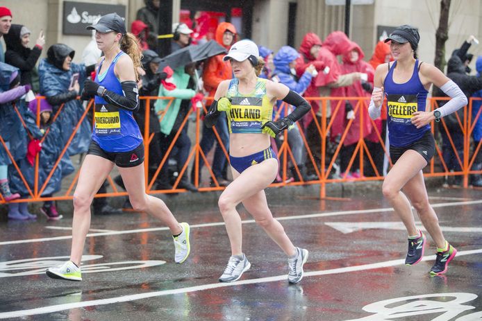 Nicole Dimercurio, Rachel Hyland en Sarah Sellers tijdens de marathon van Boston.