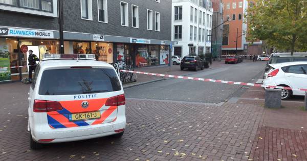 BREAKING 'Melding van man met vuurwapen in Nijmeegs stadscentrum, politie in kogelwerende vesten zet straten af'  #Nijmegen .