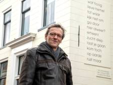 ‘Eenzaam op een zoldertje dichten? Welnee!’ Stadsdichter Nijkerk zoekt juist de samenwerking