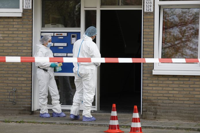 Een speciaal team doet onderzoek naar de man die levenloos werd gevonden in een woning in Roosendaal.