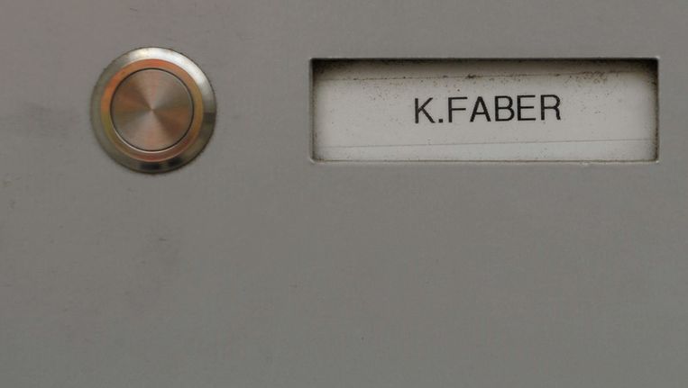 Het naamplaatje van Klaas-Carel Faber op de deur van zijn woning in Ingolstadt. Beeld AFP
